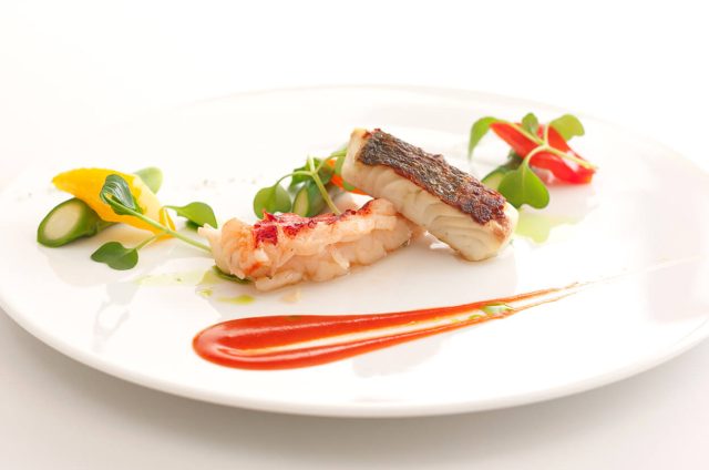 6. 旬の鮮魚とカナダ産オマールエビ
～ソースショロンとバジルオイル～